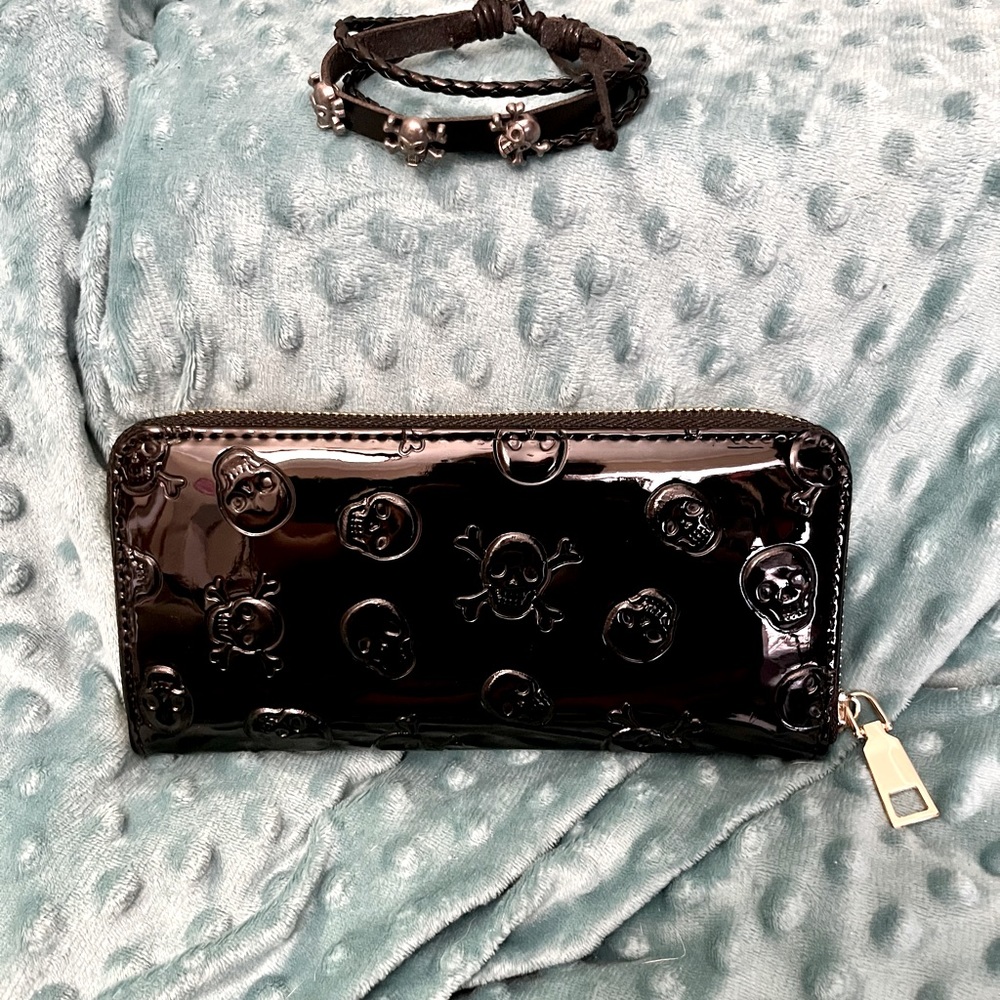 NWOT skull wallet with bracelet